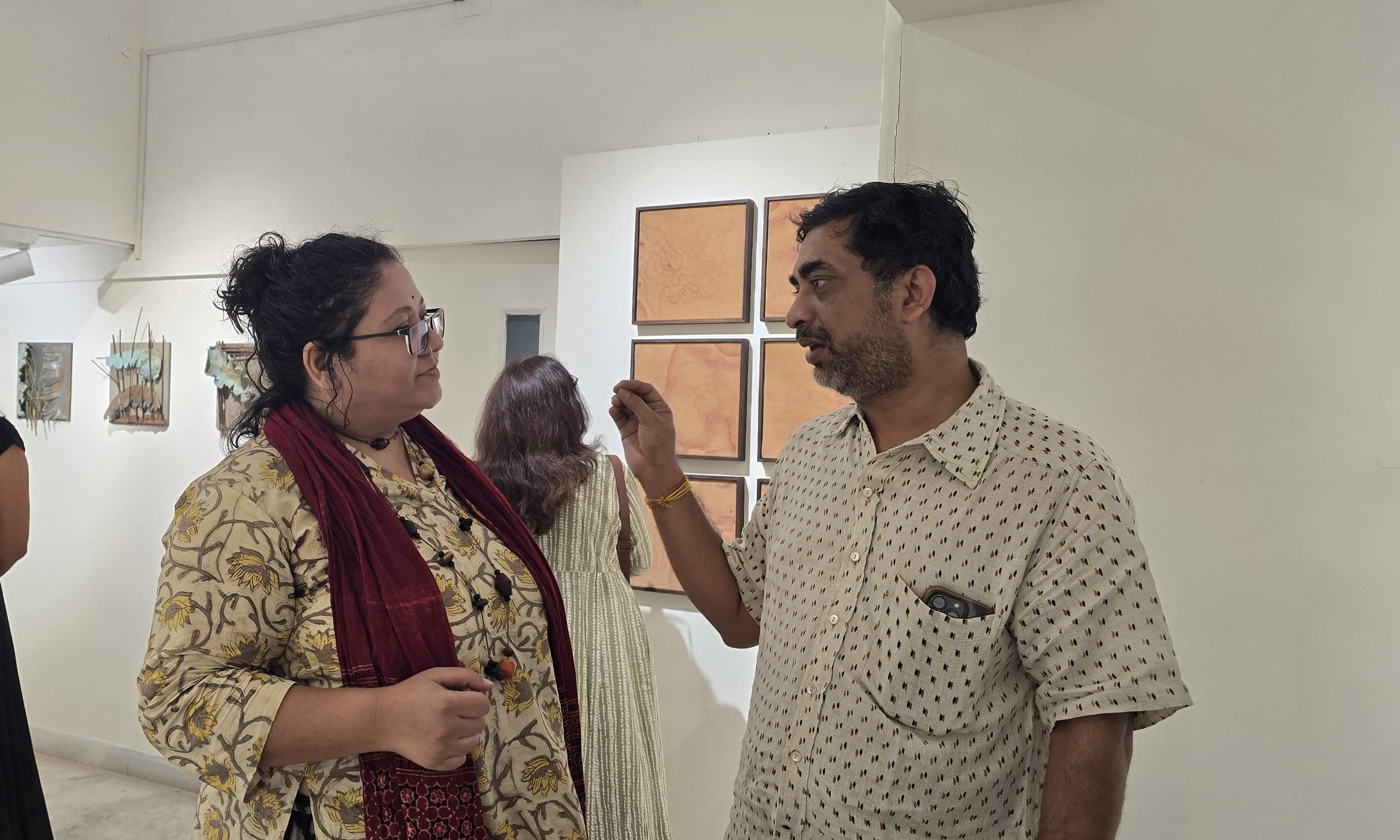Eminent artis Mahesh Baliga on discussion with an studio artist